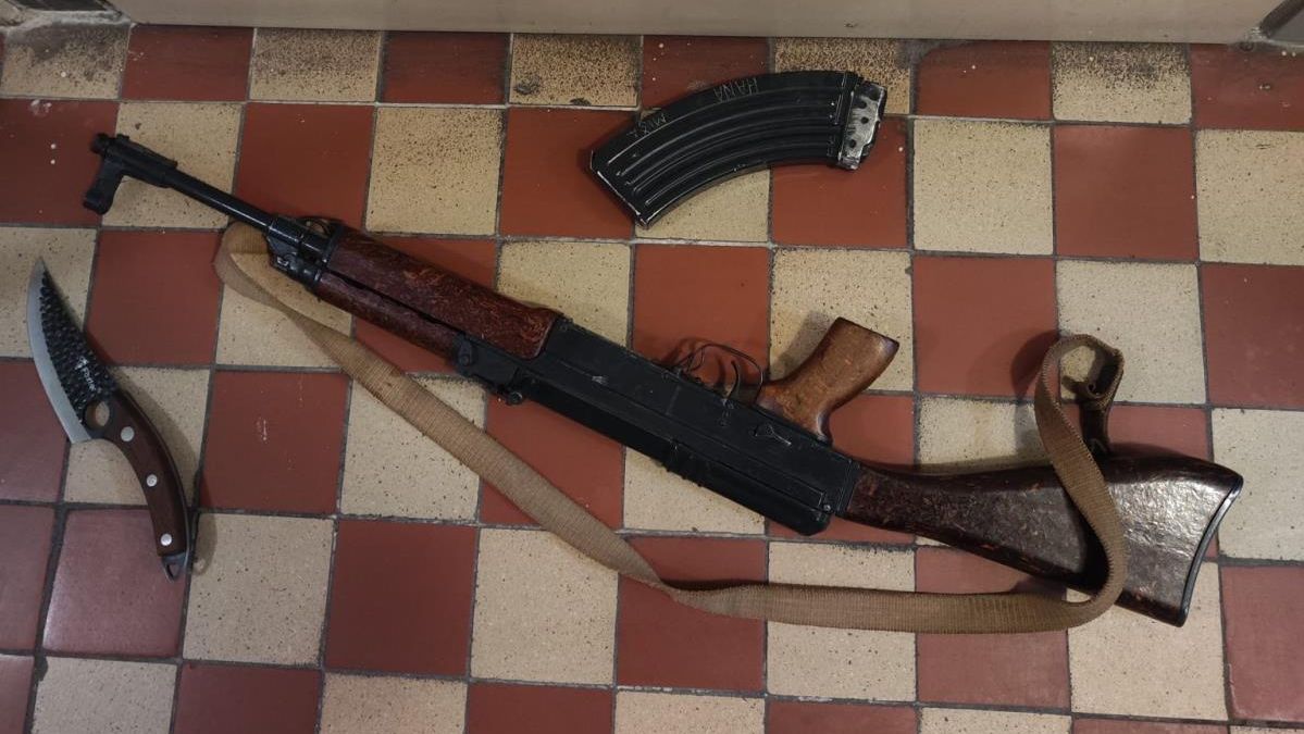 Muž chtěl v Pardubicích požádat souseda, aby ztlumil hudbu. Otevřel se samopalem v ruce